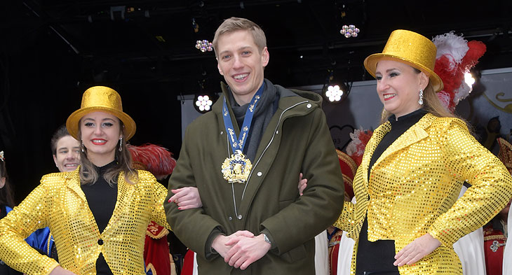 Einer der ersten neuen Jahresorden der Narrhalla wurde  bei der Inthronisation der Narrhalla Prinzenpaare auf dem Rindermarkt am 11.01.2025 verliehen an B&uuml;rgermeister Dominik Krause (&copy;Foto: Ingrid Grossmann)